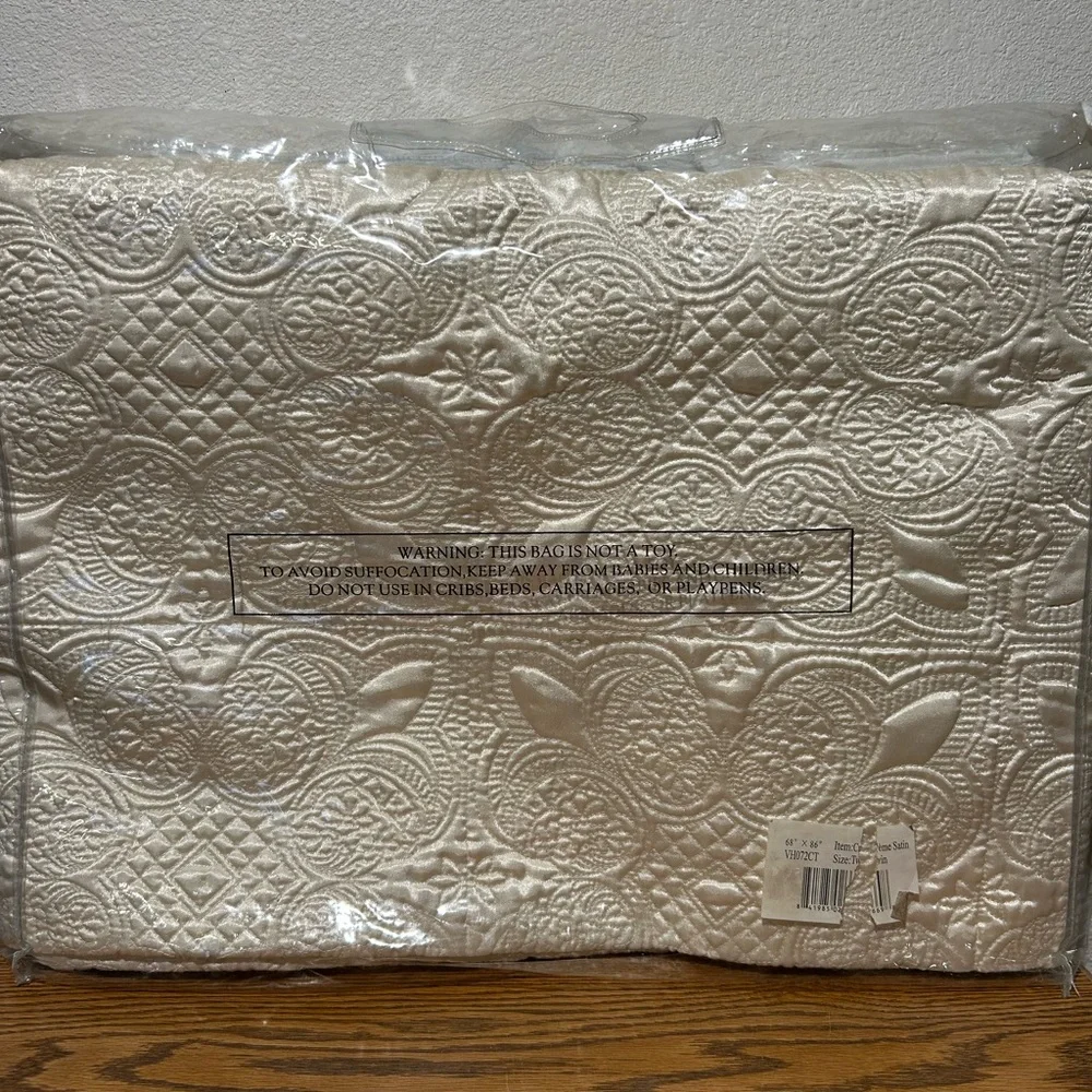 Cream Victorian Heart Twin Bedspread